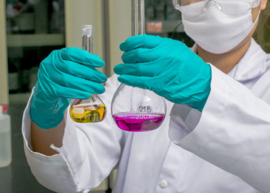 femme chimiste dans le secteur cosmétique